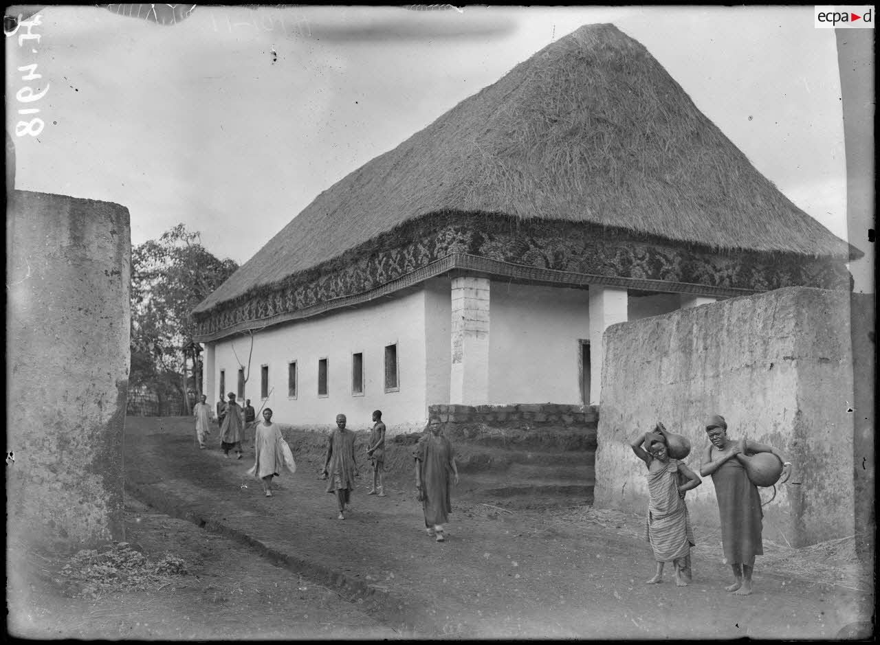 Foumban. Ecole indigène Bamoun. [légende d'origine]