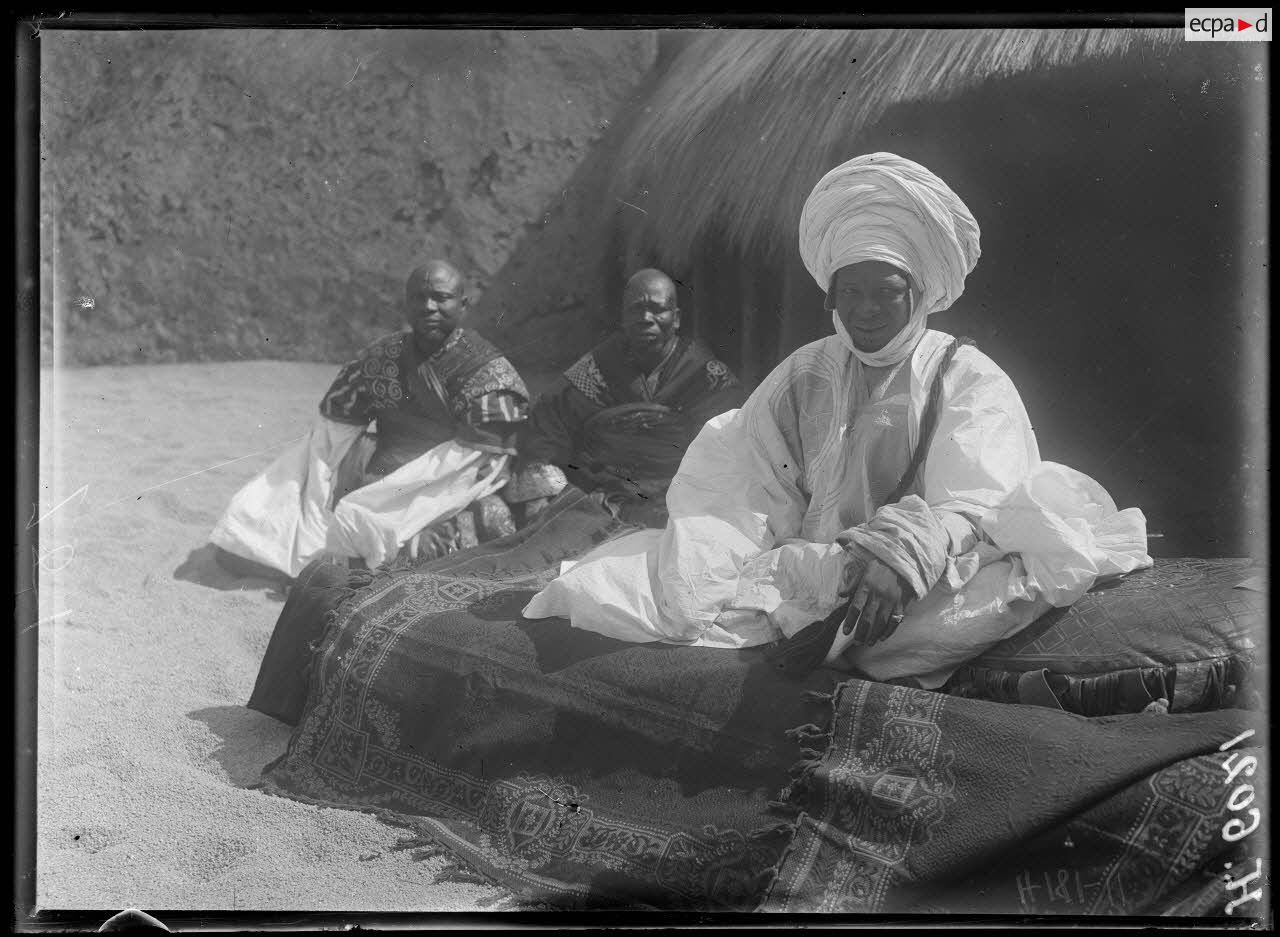 N'Gaoundéré village. Le sultan de N'Gaoundéré sur son divan. [légende d'origine]