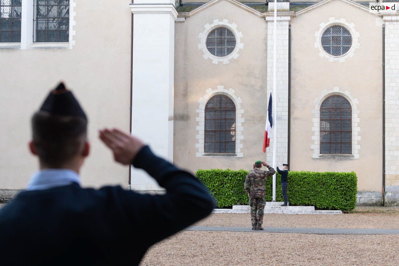 Des élèves de classe préparatoire saluent le lever des couleurs lors d'une cérémonie matinale au Prytanée National Militaire de La Flèche.