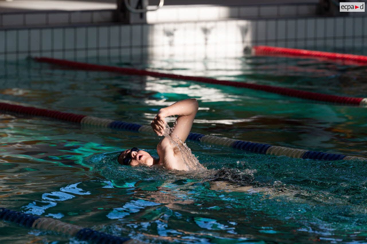 Un élève suit un cours de natation au Prytanée National Militaire de La Flèche.