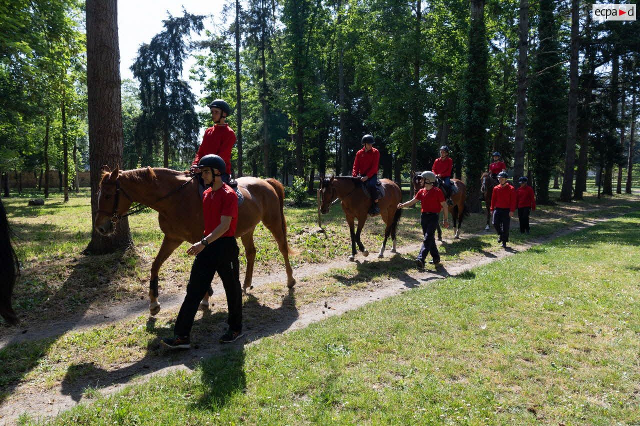 Des élèves suivent un cour d'équitation dans le parc du Prytanée National Militaire de La Flèche.