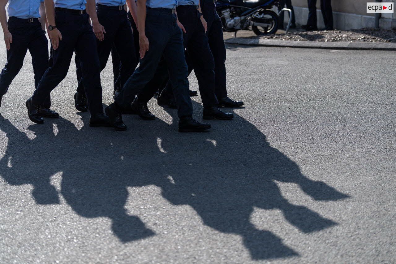 Des élèves marchent en ordre serré dans la cour du Prytanée National Militaire de La Flèche.