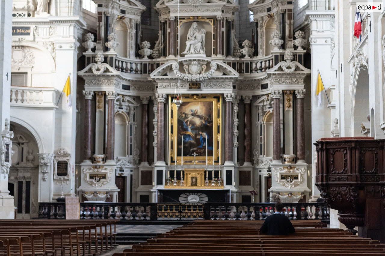 Un élève prie devant l'autel de l'église Saint-Louis de La Flèche.