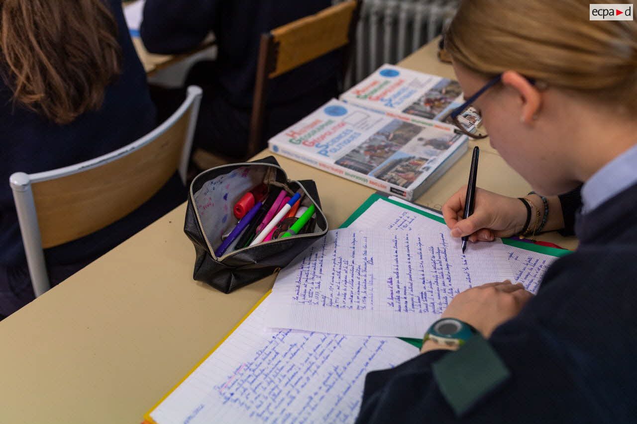 Une élève prend des notes lors d'un cours au Prytanée National Militaire de La Flèche.