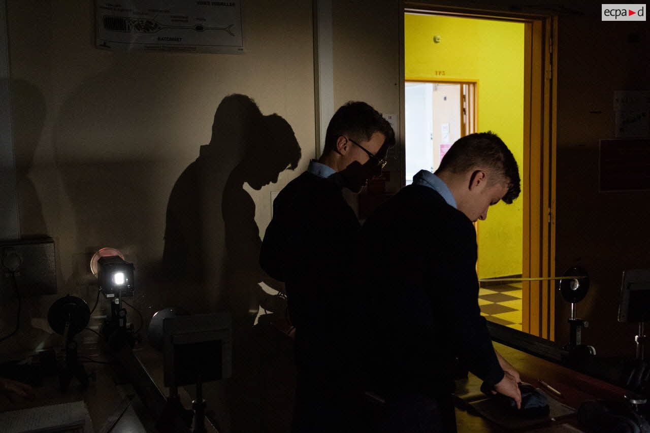 Des élèves suivent un cours de physique au Prytanée National Militaire de La Flèche.