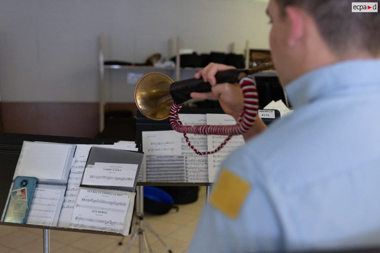 Un élève joue du clairon lors d'une répétition de la fanfare du Prytanée National Militaire de La Flèche.