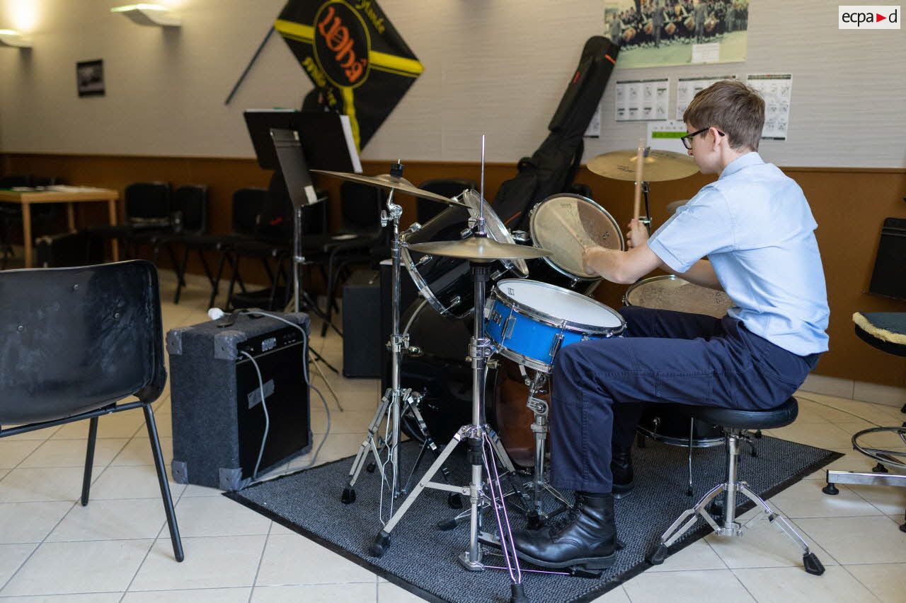 Un élève joue de la batterie lors d'une répétition de la fanfare du Prytanée National Militaire de La Flèche.