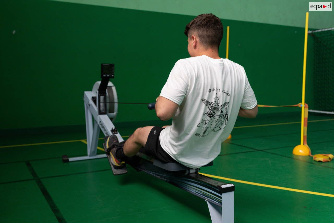 Un élève effectue une séance de rameur lors d'un cours d'éducation physique et sportive (EPS) au gymnase du Prytanée National Militaire de La Flèche.