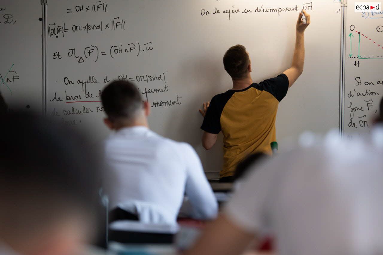 Un professeur enseigne les mathématiques à des élèves en classe préparatoire au lycée militaire d'Autun.