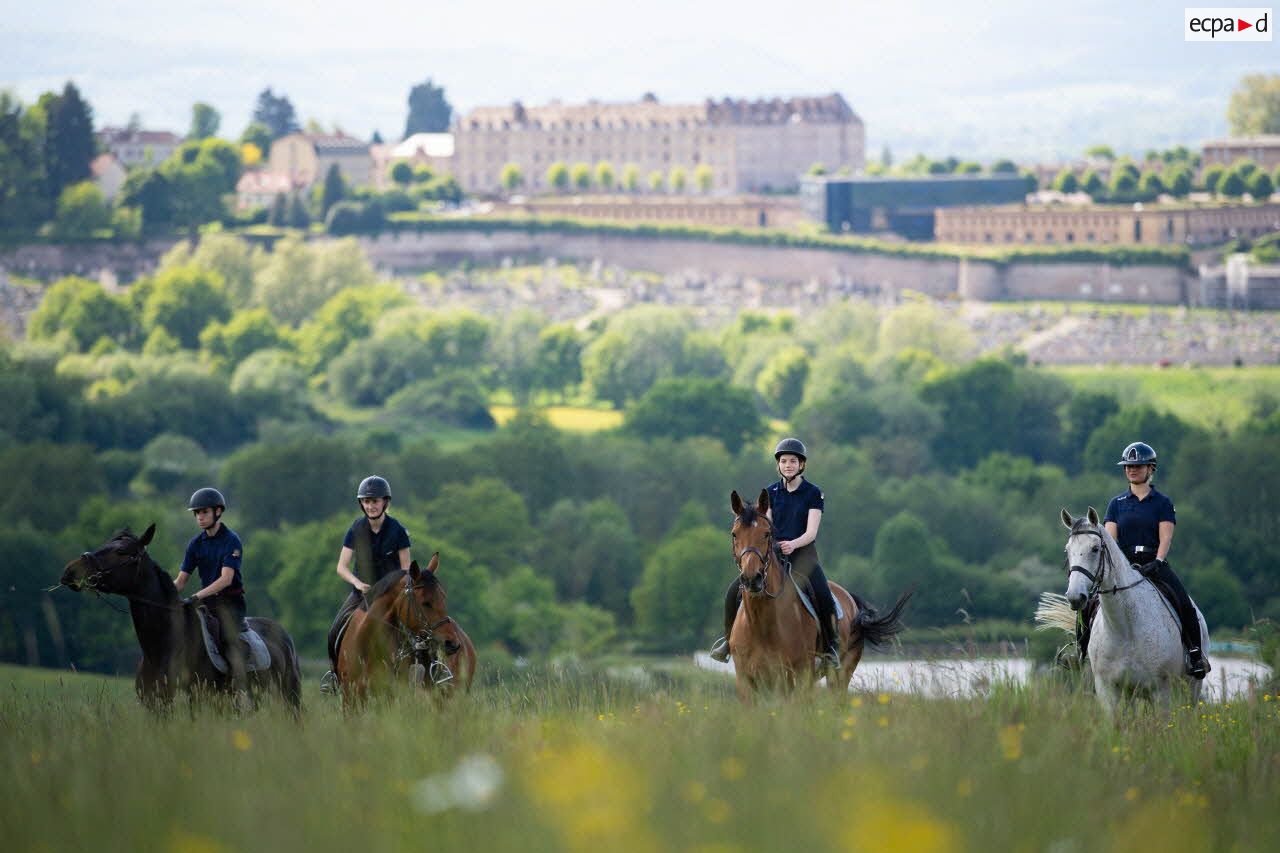 Des élèves se balladent à cheval lors d'un cours d'équitation à la section équestre militaire (SEM) du lycée militaire d'Autun.