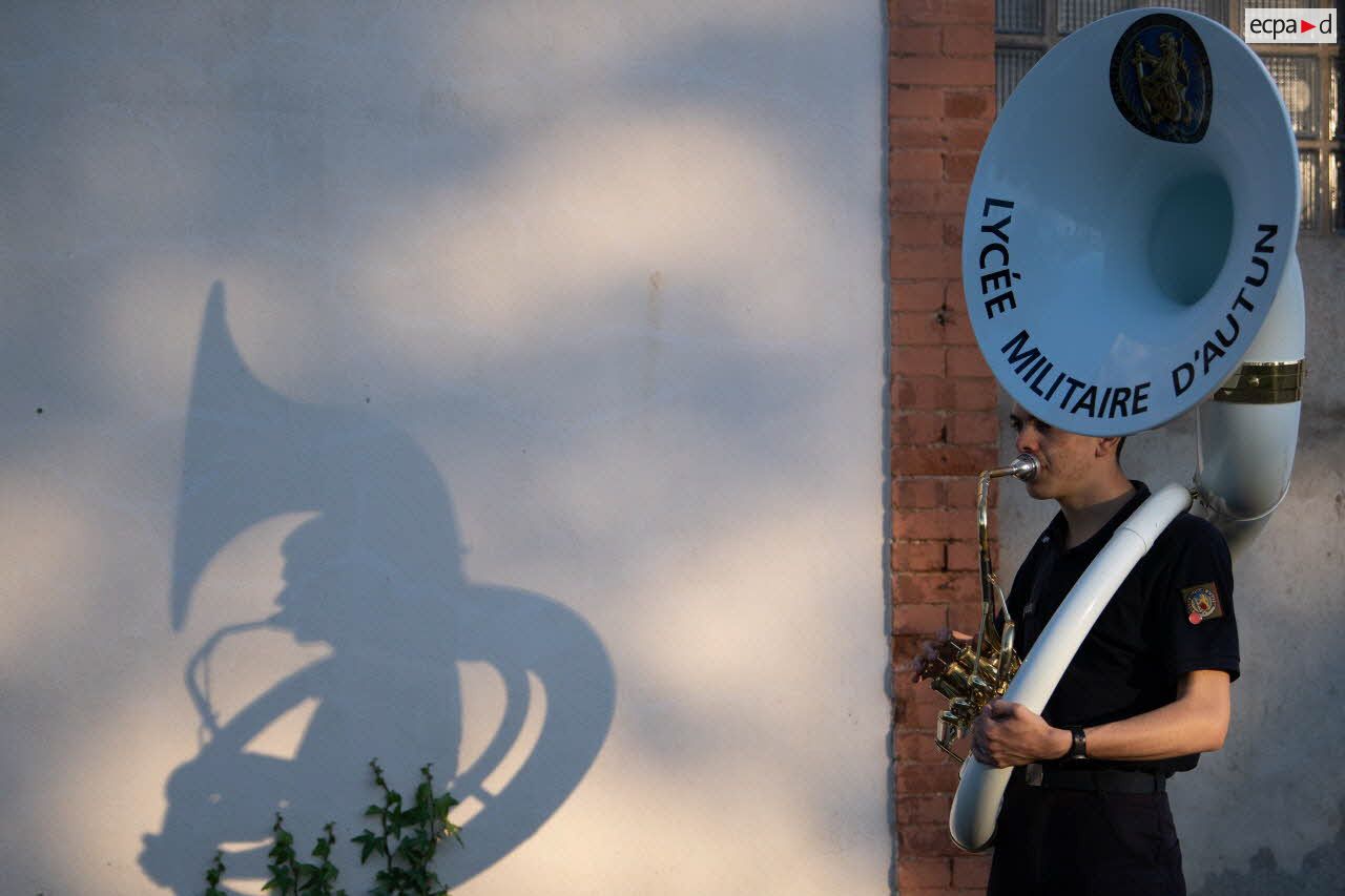 Un élève joue du soubassophone lors d'une répétition de la fanfare du lycée militaire d'Autun.