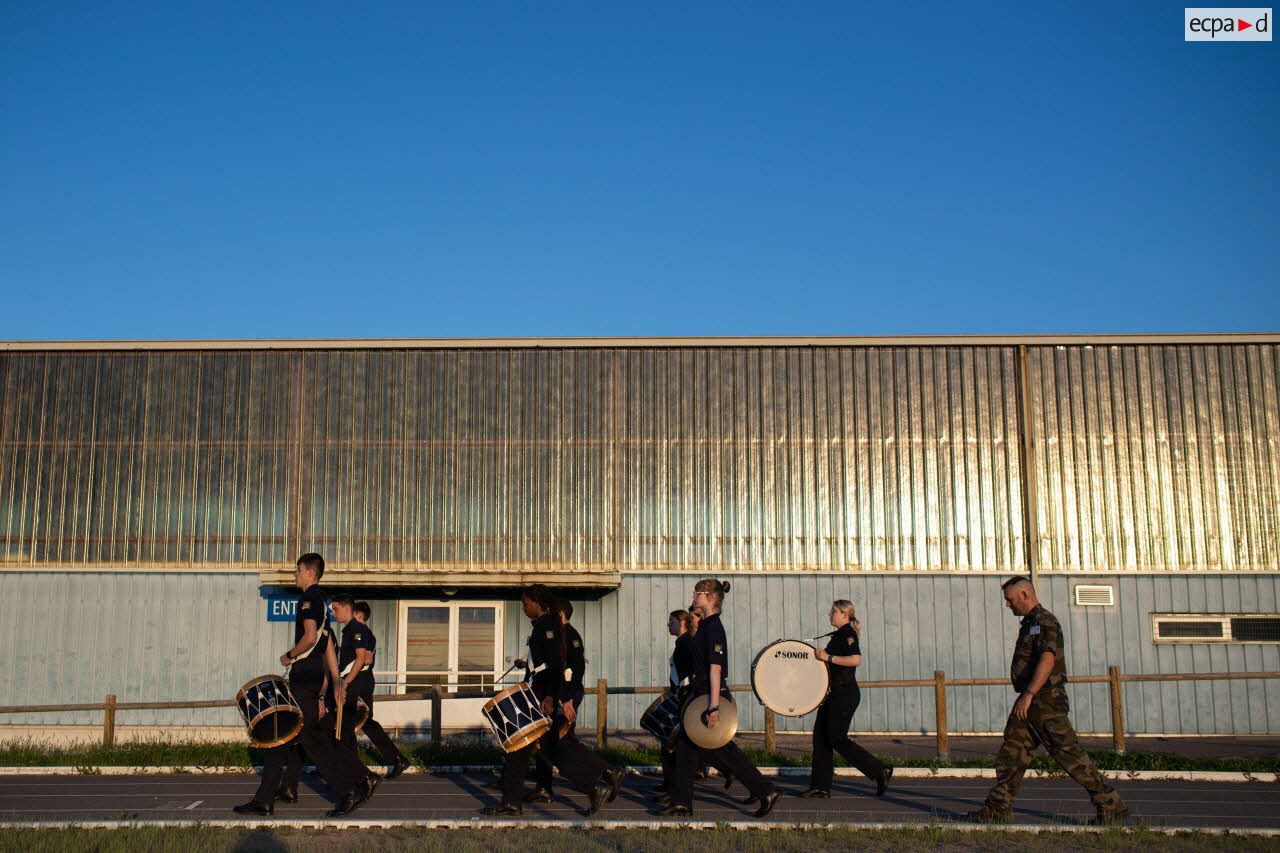 Des élèves s'entraînent à défiler avec leurs tambours lors de la répétition de la fanfare du lycée militaire d'Autun.