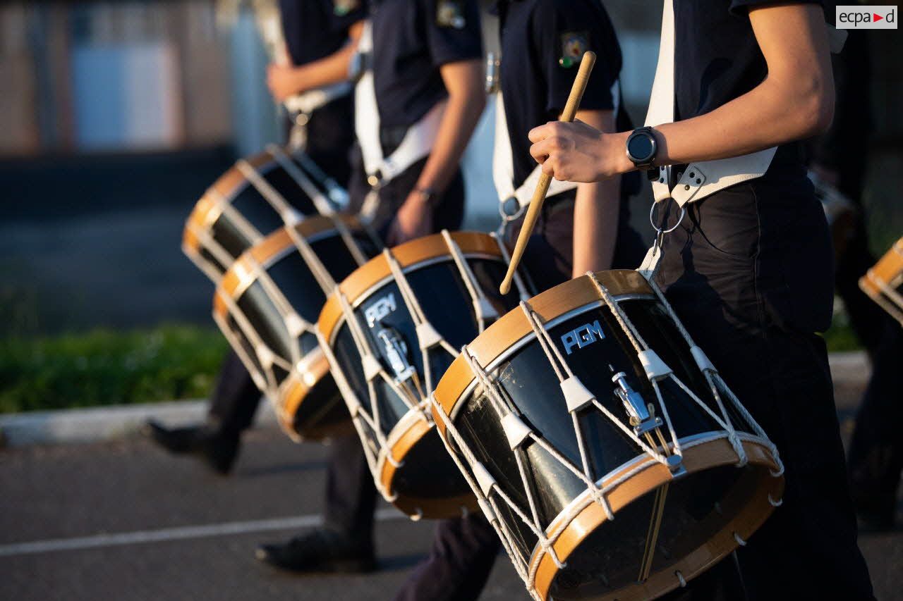 Des élèves s'entraînent à défiler avec leurs tambours lors de la répétition de la fanfare du lycée militaire d'Autun.