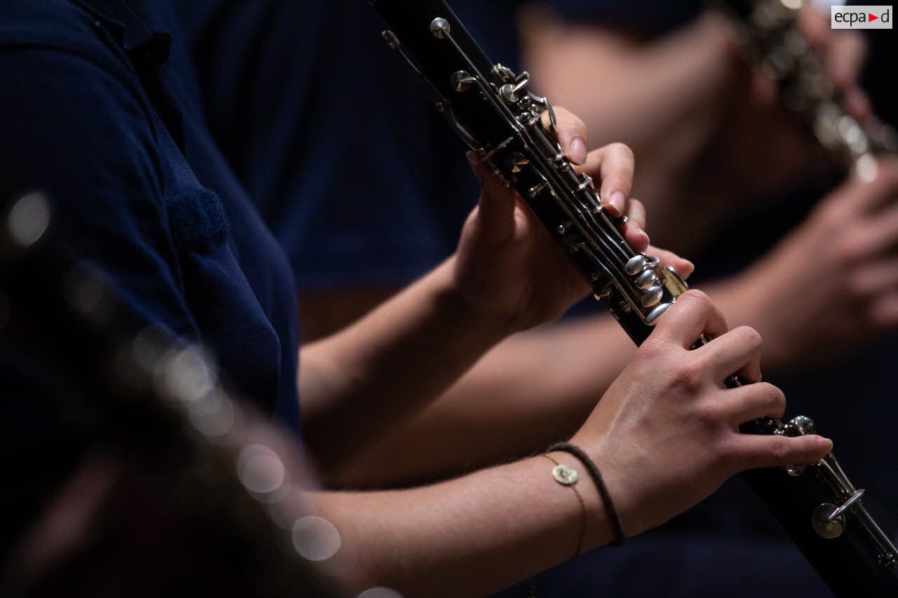 Un élève joue de la clarinette lors de la répétition de la fanfare du lycée militaire d'Autun.