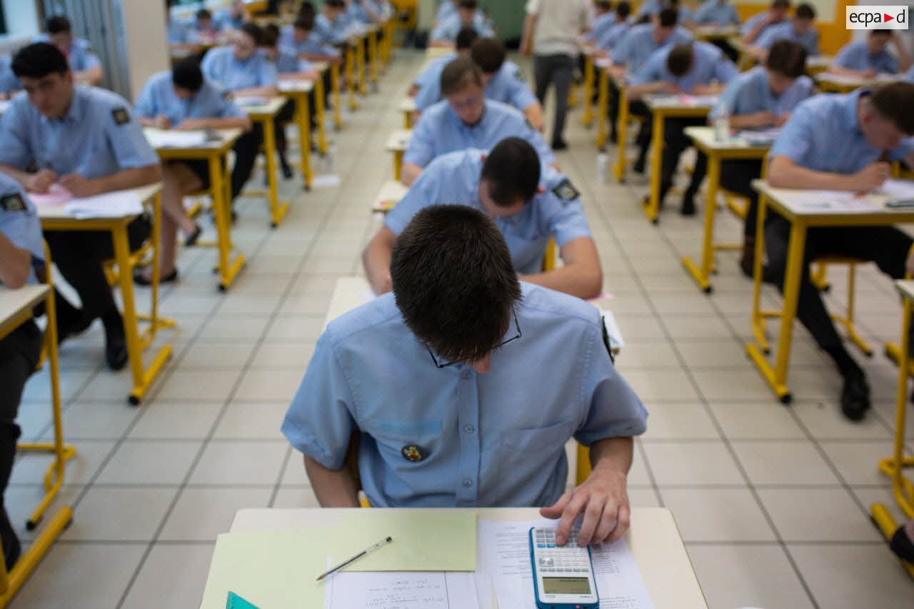 Des élèves de terminale passent une épreuve du baccalauréat dans une salle de cours du lycée militaire d'Autun.