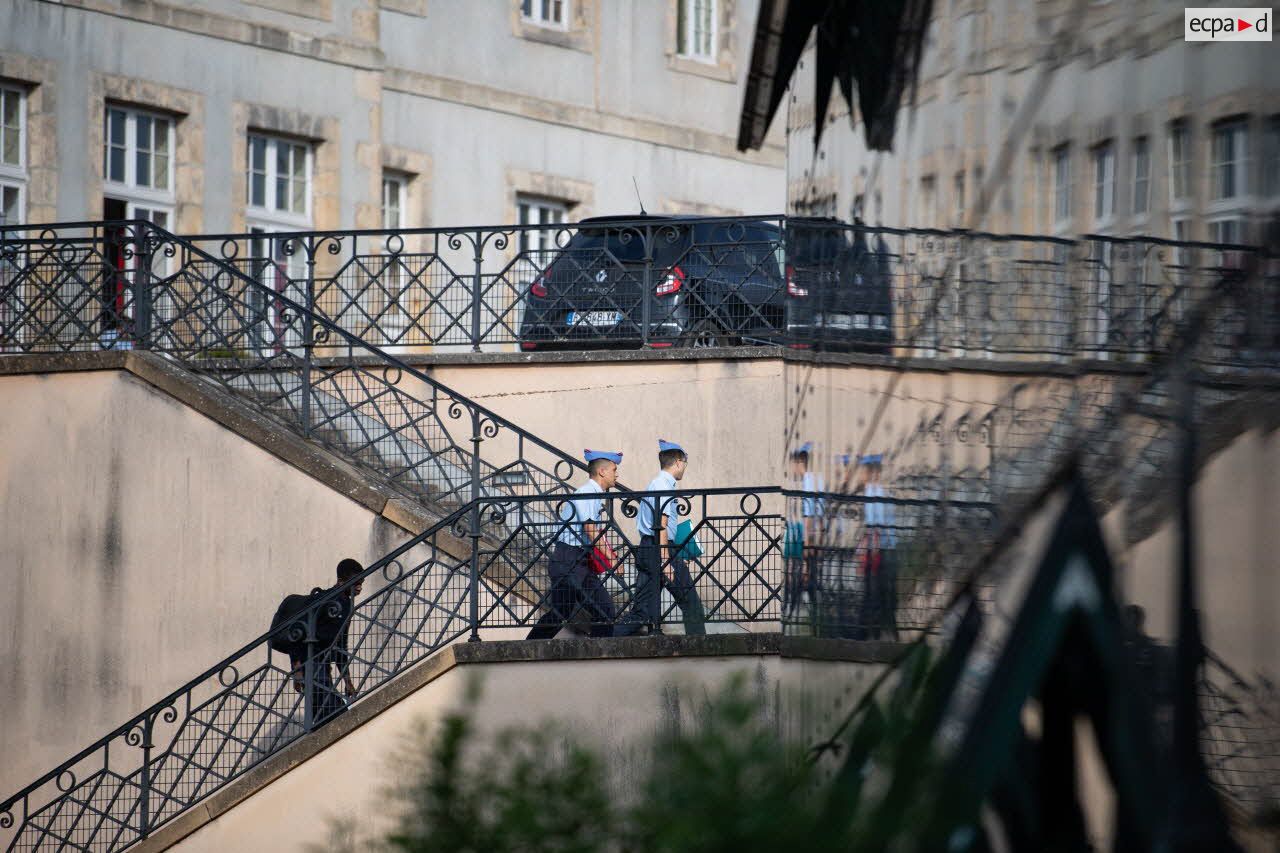 Des élèves en classe préparatoire montent les escaliers du lycée militaire d'Autun.