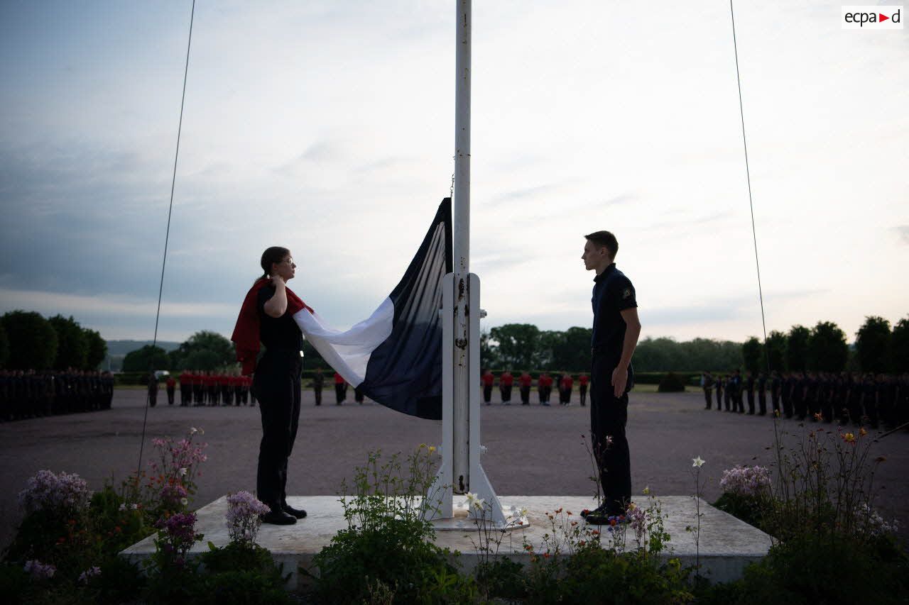 Des gardes au drapeau se préparent au lever des couleurs au lycée militaire d'Autun.