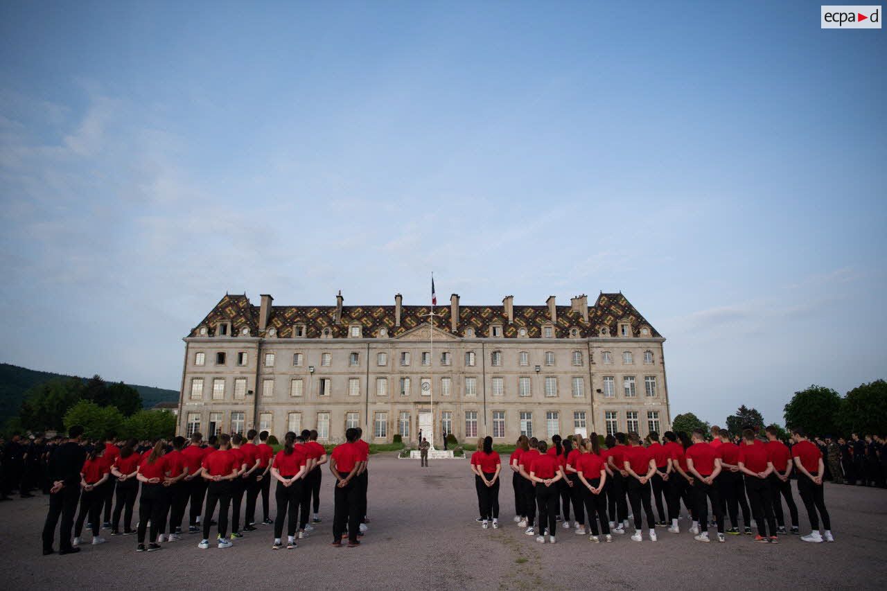 Rassemblement des élèves pour le lever des couleurs au lycée militaire d'Autun.