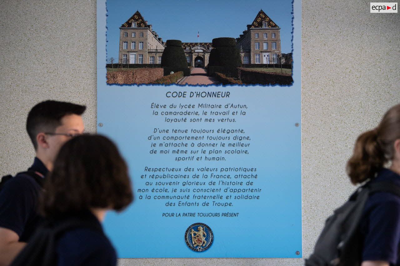 Panneau illustrant le code d'honneur des élèves au lycée militaire d'Autun.