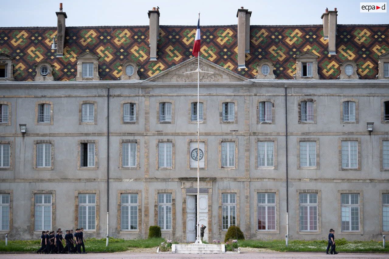 Des élèves marchent en ordre serré dans la cour du Lycée militaire d'Autun.