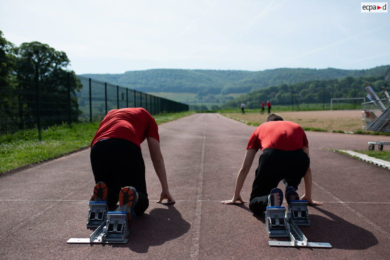 Des élèvent prennent leur départ sur une piste d'athlétisme lors d'un cours d'éducation physique et sportive (EPS) au lycée militaire d'Autun.