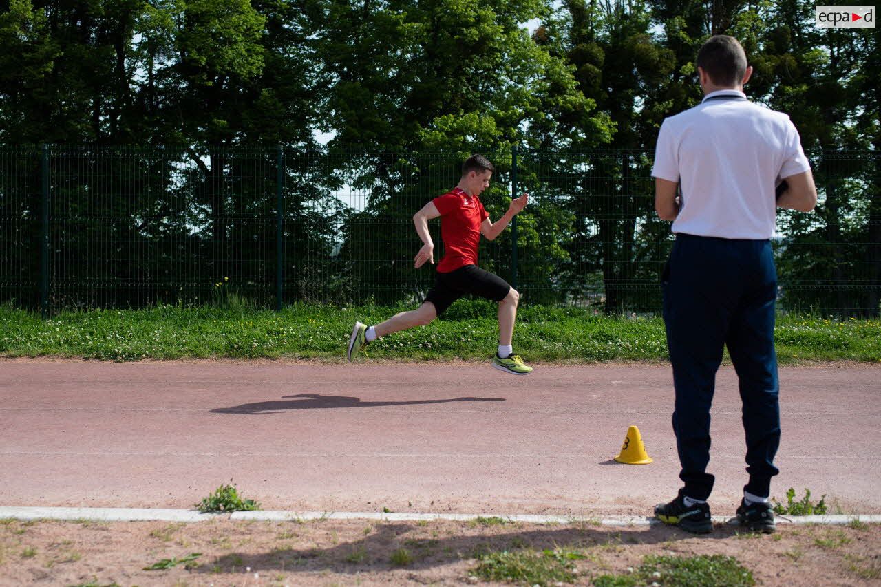 Un élève court sur une piste d'athlétisme sous le regard de son professeur d'éducation physique et sportive (EPS) au lycée militaire d'Autun.