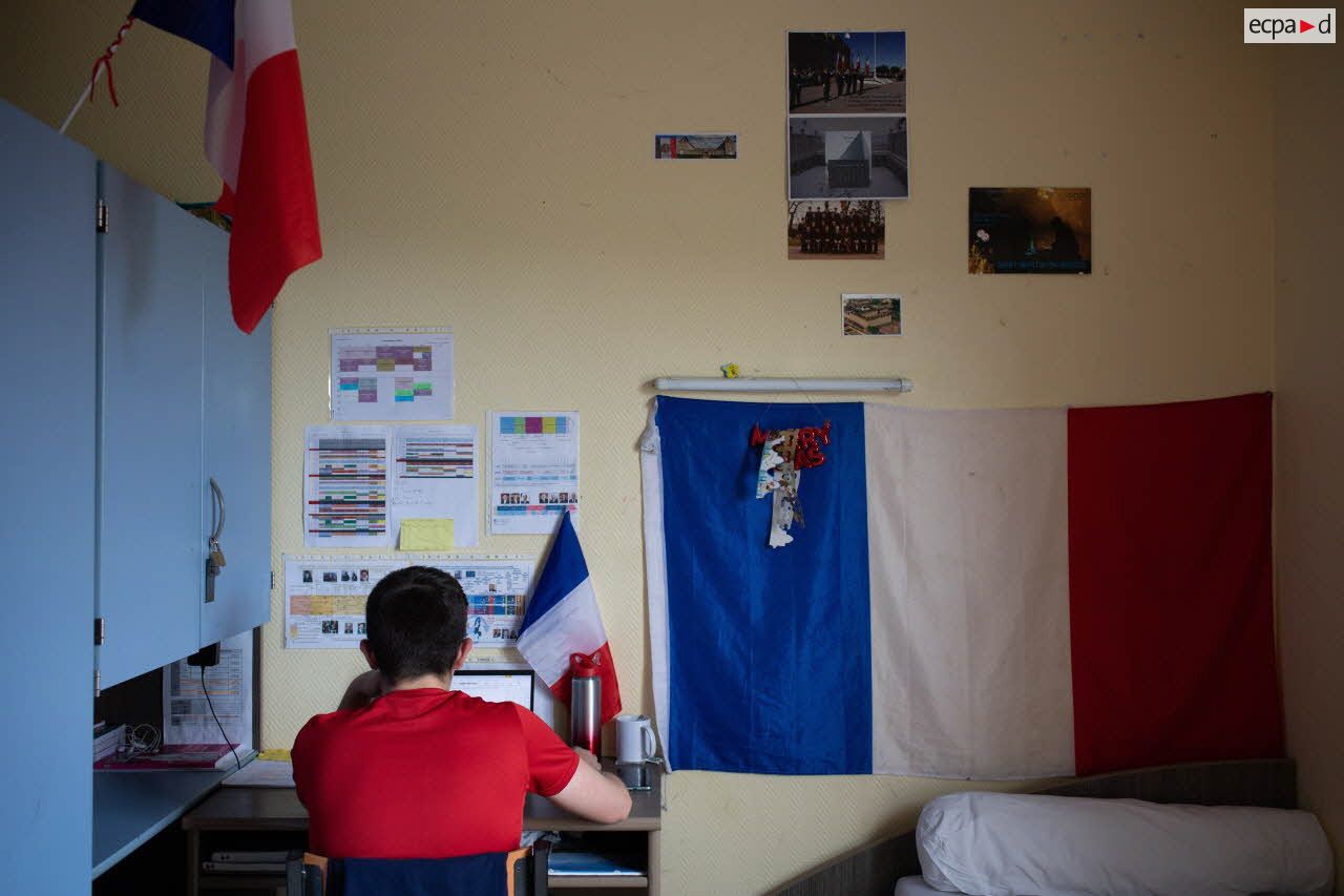 Un élève révise ses cours dans sa chambre du lycée militaire d'Autun.