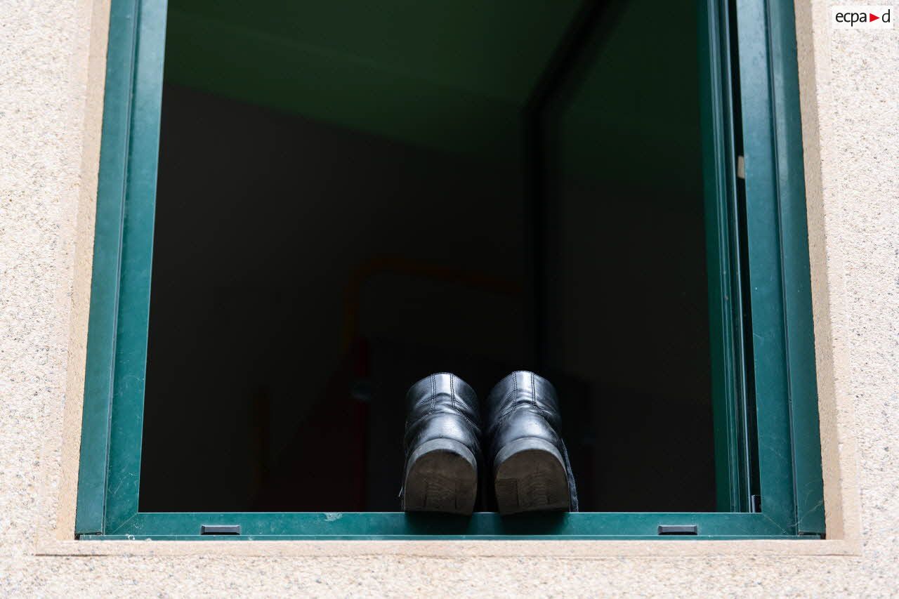 Une paire de chaussures est calée sur le rebord de la fenête d'une chambre au lycée militaire d'Autun.