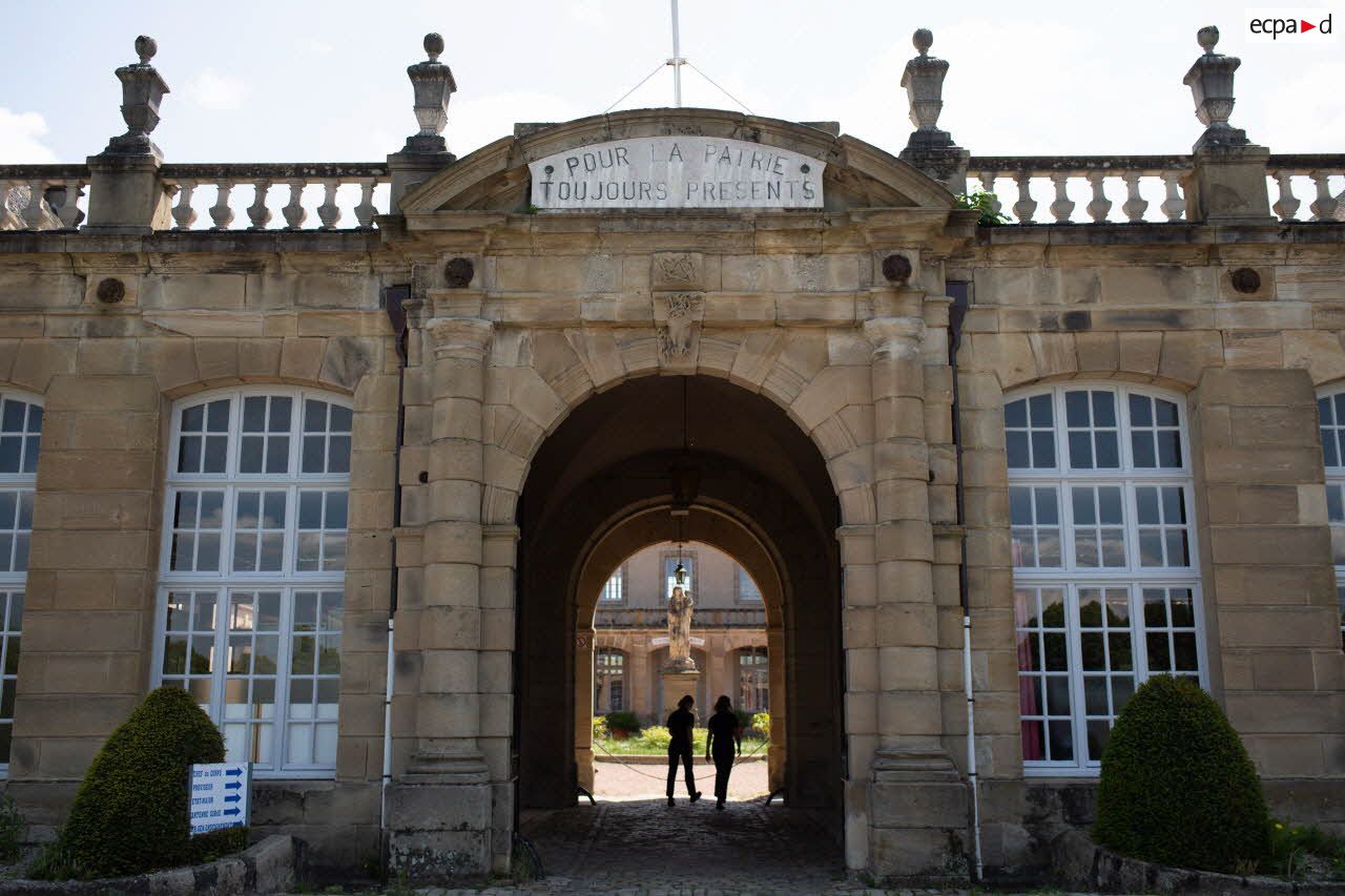 Des élèves rejoignent l'internat féminin par un des portails du lycée militaire d'Autun.