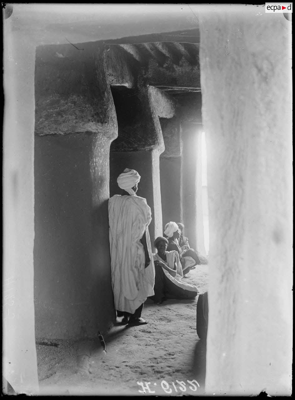 Garoua. Couloir d'entrée d'une maison foulbé. [légende d'origine]