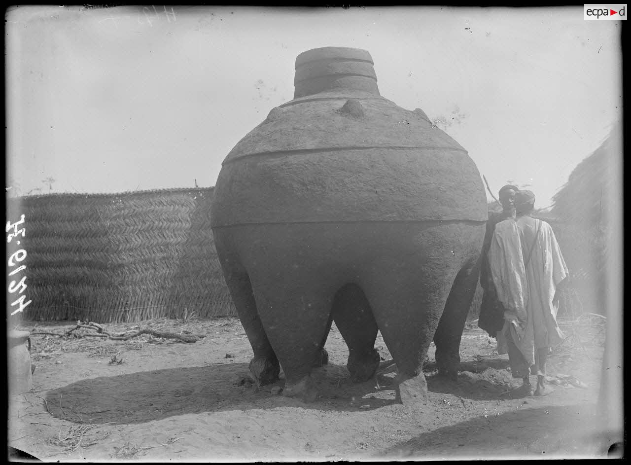 Garoua. Grenier à mil dit "Bembal". [légende d'origine]