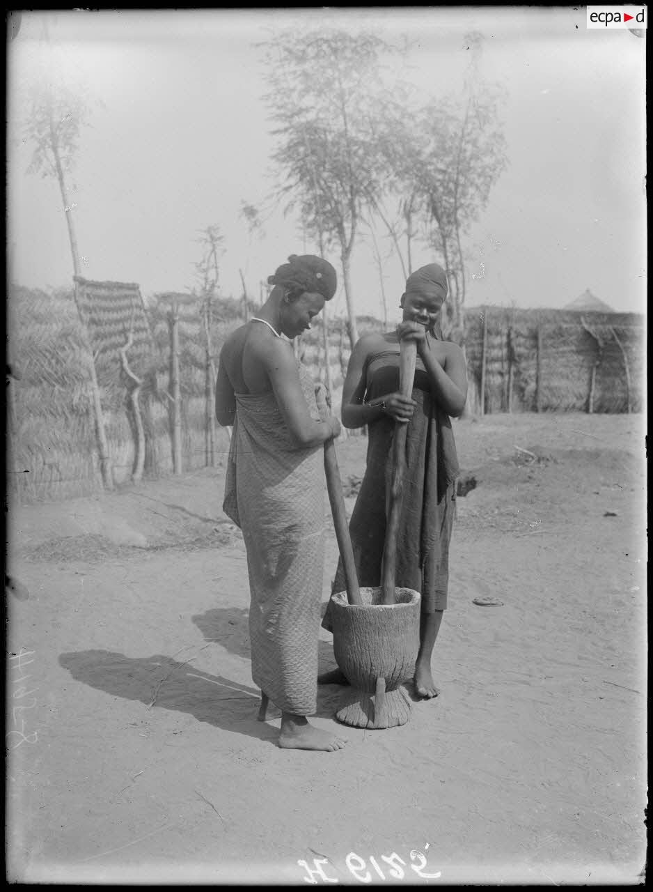 Garoua. Pilage du mil. [légende d'origine]