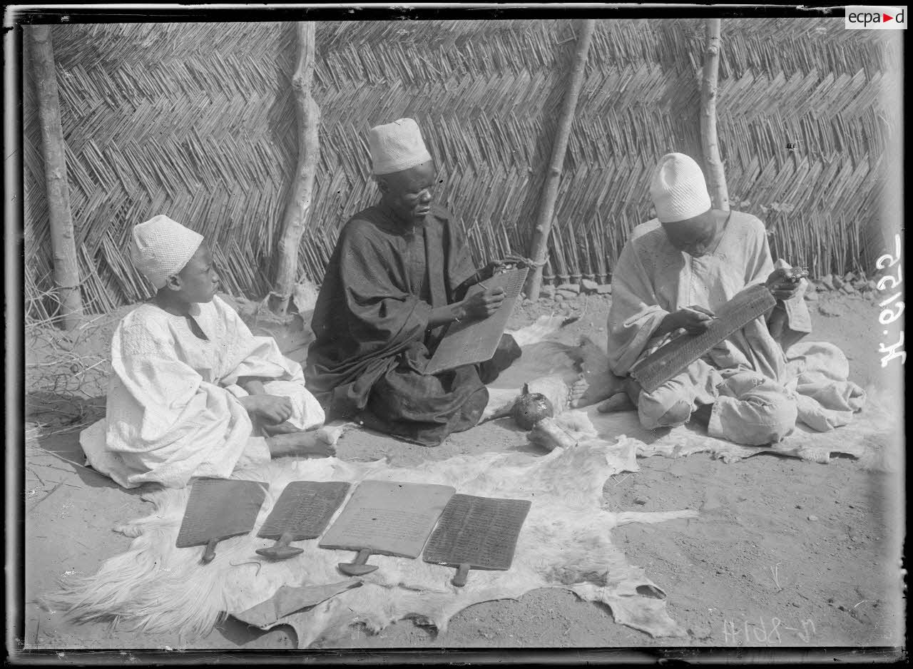 Garoua. Ecrivains de versets du coran. [légende d'origine]