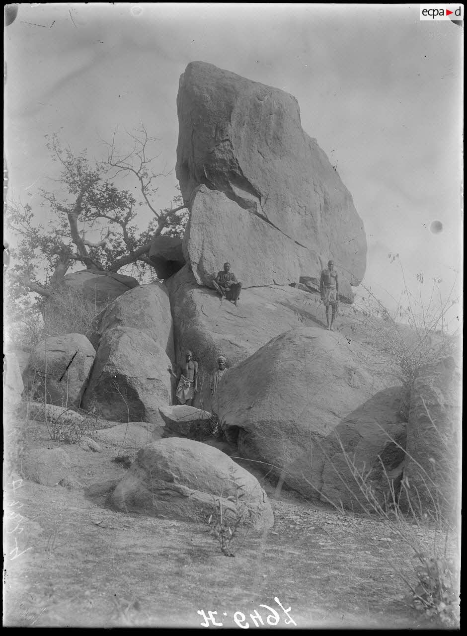 Mora. Gros bloc de granit gris-rosé. [légende d'origine]