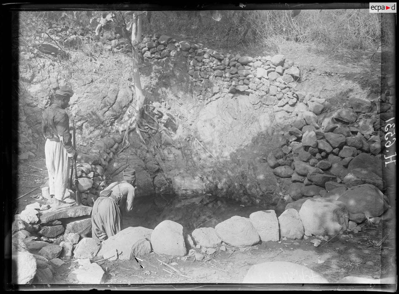 Cameroun. Puits de Djoué bouché par les Français pour couper l'eau aux Allemands. [légende d'origine]