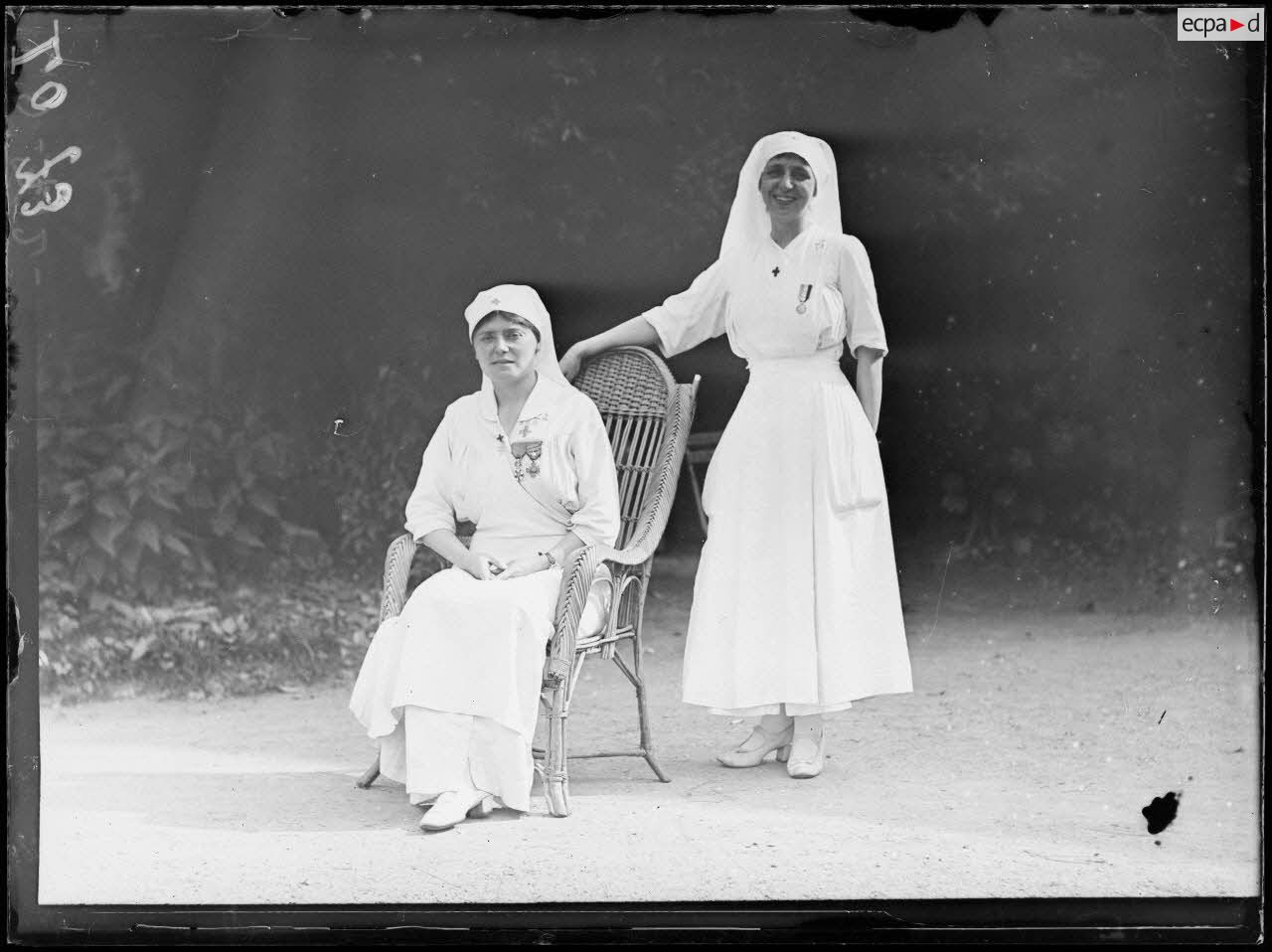 Vauxbuin, l'hôpital. Melle Canton-Baccarat et Melle Lentioy de Trédor. [légende d'origine]