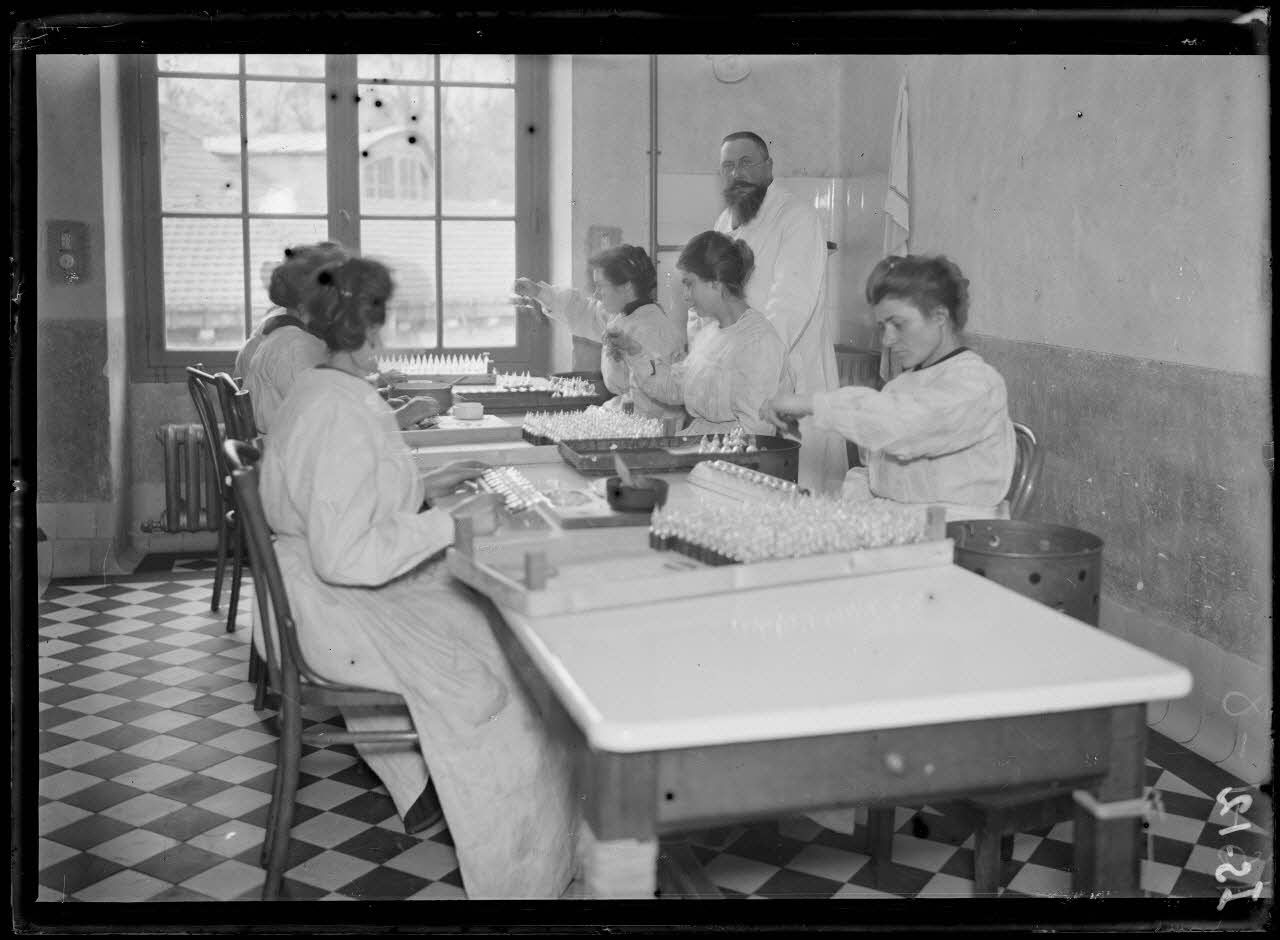 Garches, Seine-et-Oise, Institut Pasteur, fabrication des sérums. Salle de vérification des flacons. [légende d'origine]