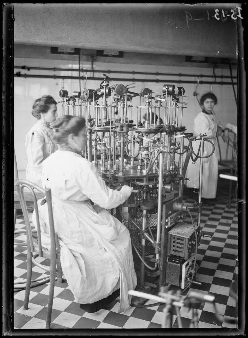 Garches, Seine-et-Oise, Institut Pasteur, fabrication des sérums. Machine à fermer les flacons. [légende d'origine]