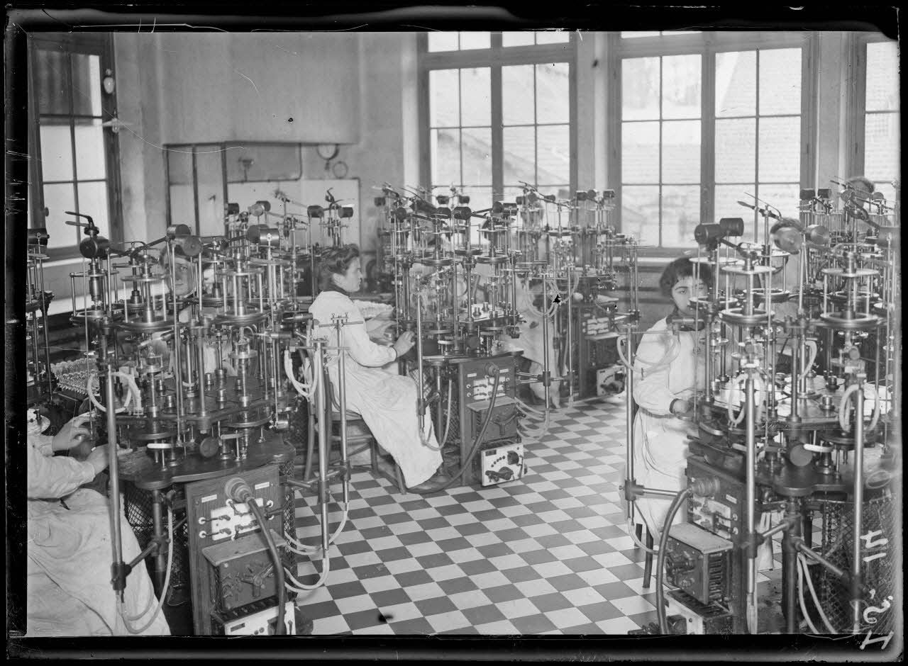 Garches, Seine-et-Oise, Institut Pasteur, fabrication des sérums. Salle de fermeture des flacons. [légende d'origine]