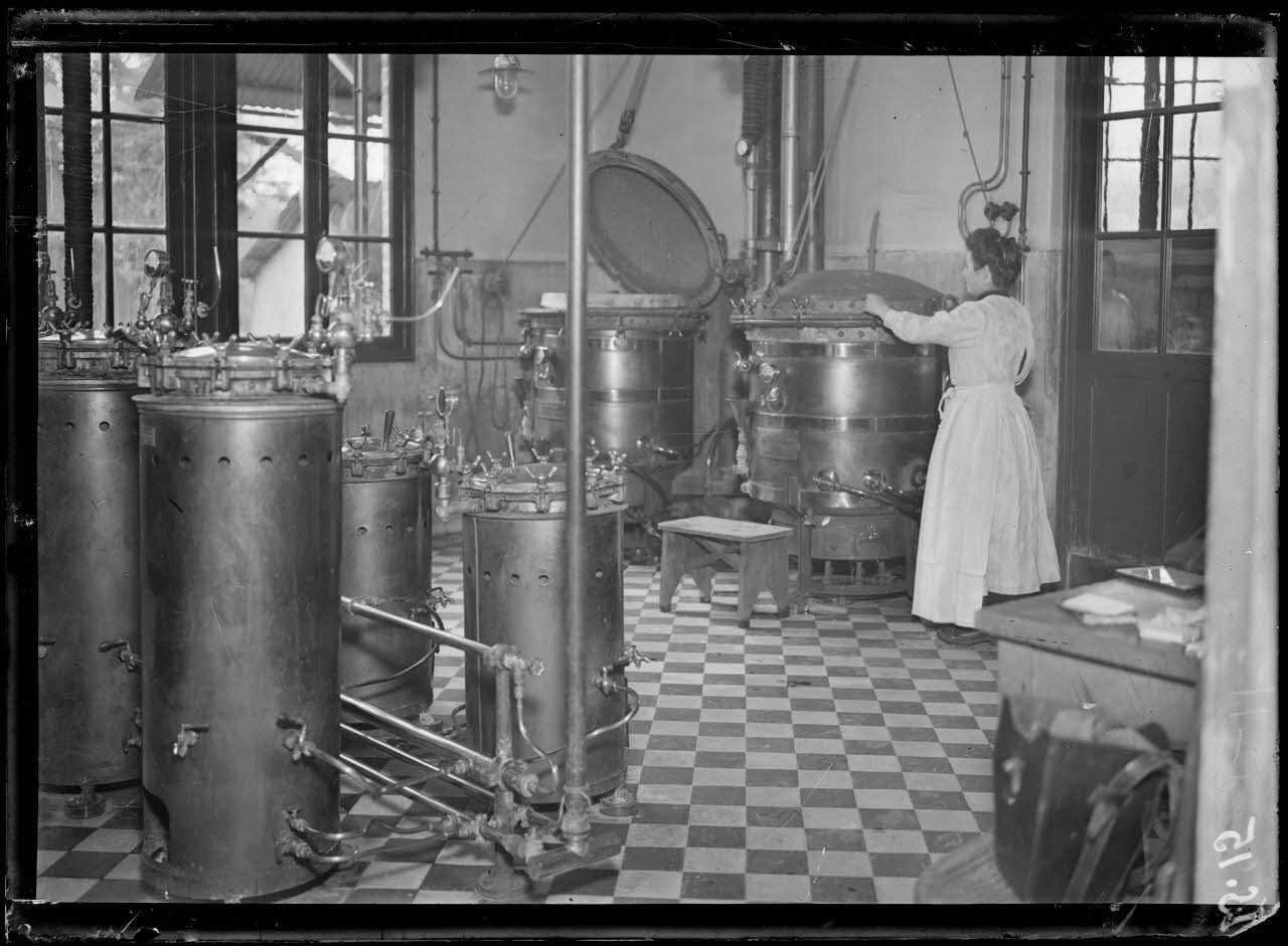 Garches, Seine-et-Oise, Institut Pasteur, fabrication des sérums. Salle et appareils de stérilisation. [légende d'origine]