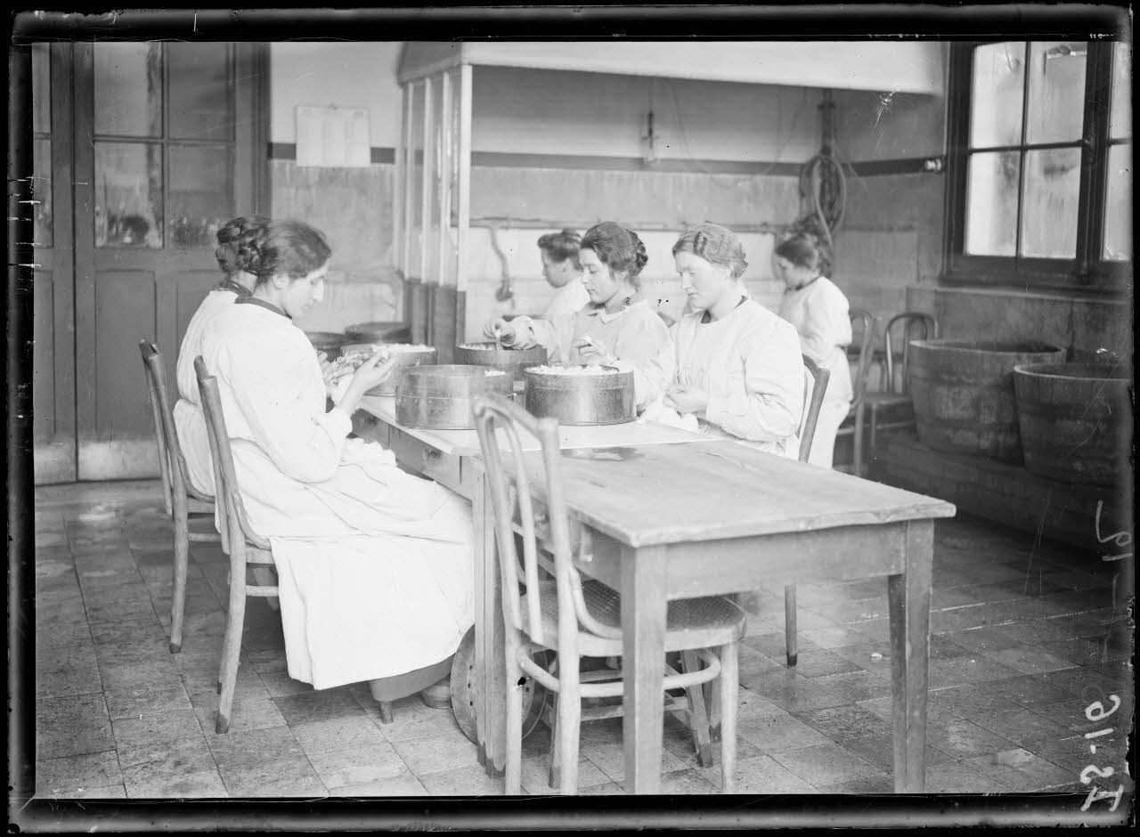 Garches, Seine-et-Oise, Institut Pasteur, fabrication des sérums. Salle de lavage et de préparation des flacons. [légende d'origine]