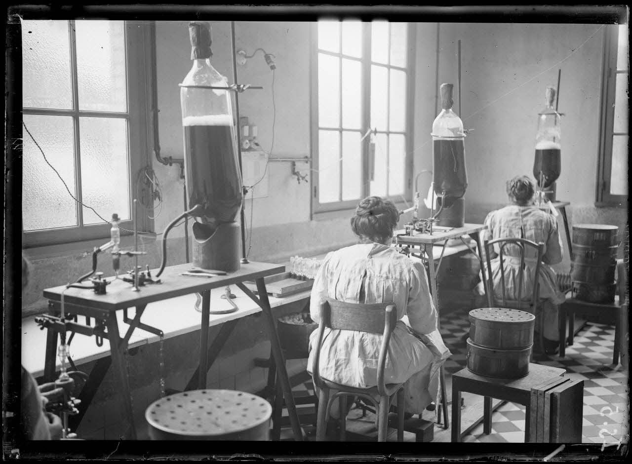 Garches, Seine-et-Oise, Institut Pasteur, fabrication des sérums. Salle de distribution des sérums. [légende d'origine]