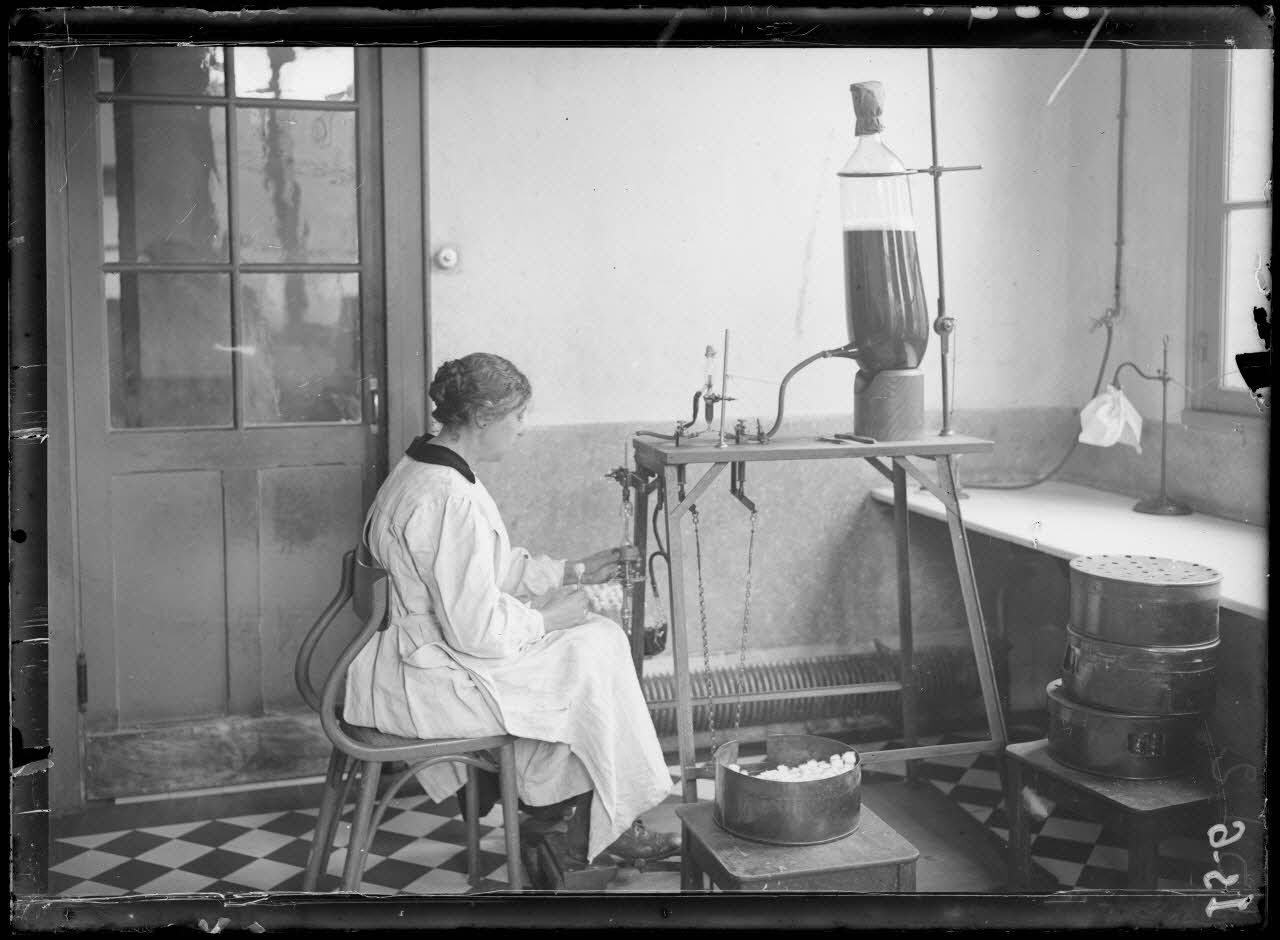 Garches, Seine-et-Oise, Institut Pasteur, fabrication des sérums. Appareil à distribuer les sérums. [légende d'origine]