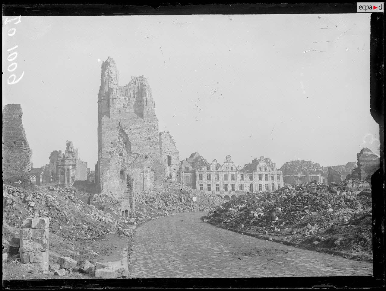 Arras, Beffroi et petite place. [légende d'origine]