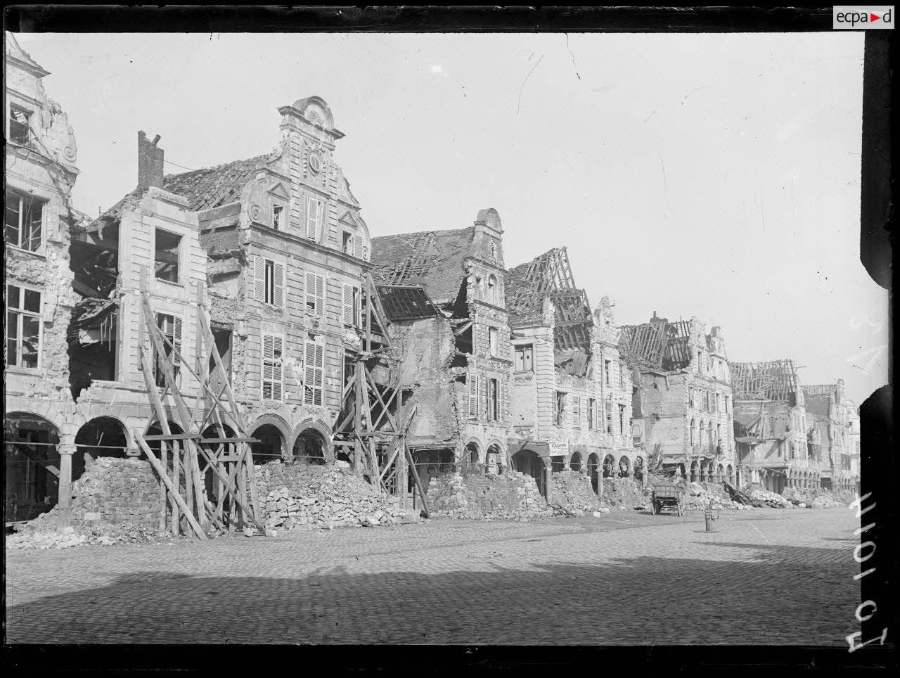 Arras, la grand-place. [légende d'origine]