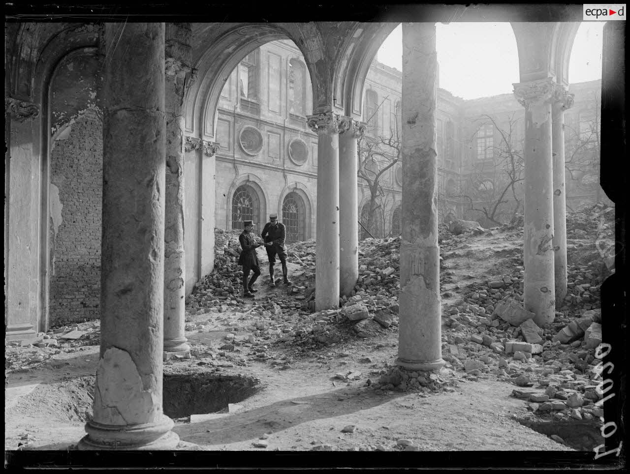 Arras, cour du musée. [légende d'origine]