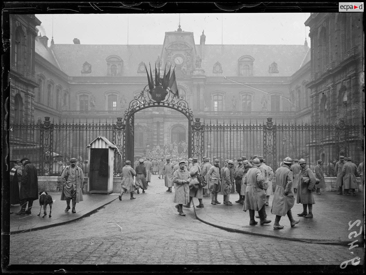 Amiens, devant l'hôtel de ville à l'heure du conseil de réforme. [légende d'origine]