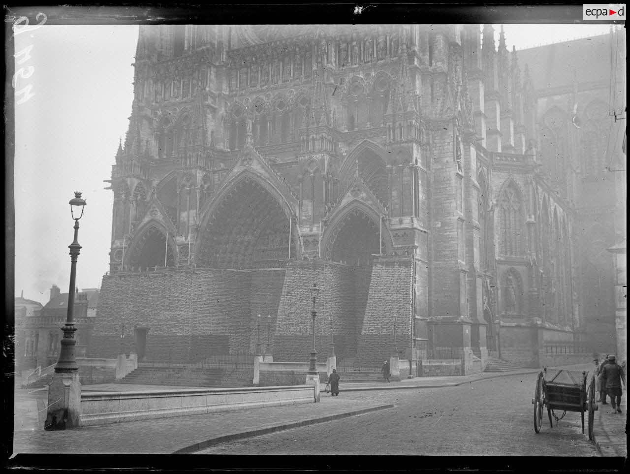 Amiens, la cathédrale. Les travaux de protection devant la façade occidentale. [légende d'origine]