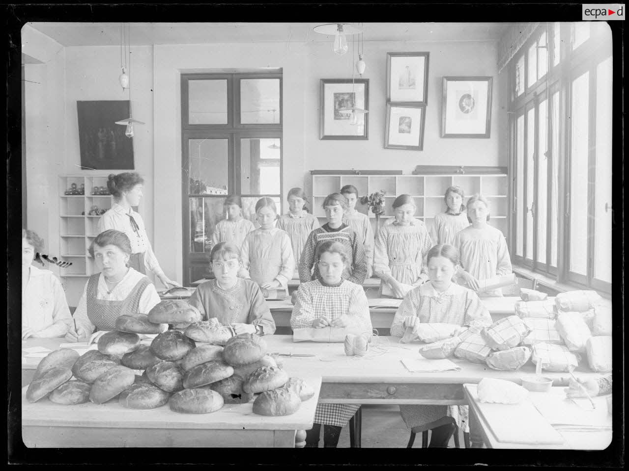 Dunkerque. Envoi de pain aux prisonniers par les élèves d'une école de filles. [légende d'origine]