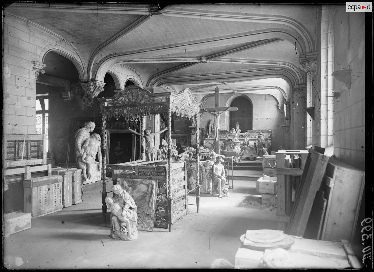 Somme, Amiens, centre de sauvetage des oeuvres d'art du front Nord. Vue de l'une des salle du dépôt. [légende d'origine]